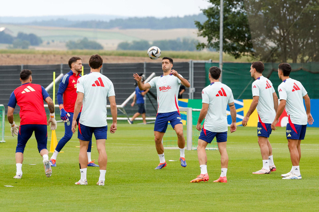 Jugadores españoles durante un entrenamiento este miércoles, en Donaueschingen (Alemania), tras la victoria de la Selección ayer ante Francia en las semifinales de la Eurocopa 2024. EFE/ J.J.Guillen