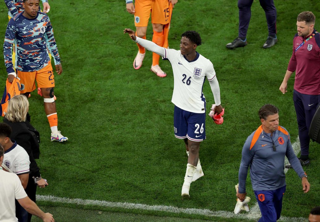 El jugador inglés Kobbie Mainoo celebra el pase a la fina de la Eurocopa 2024 después del partido entre Holanda e Inglaterra, en Dortmund, Alemania. EFE/EPA/GEORGI LICOVSKI