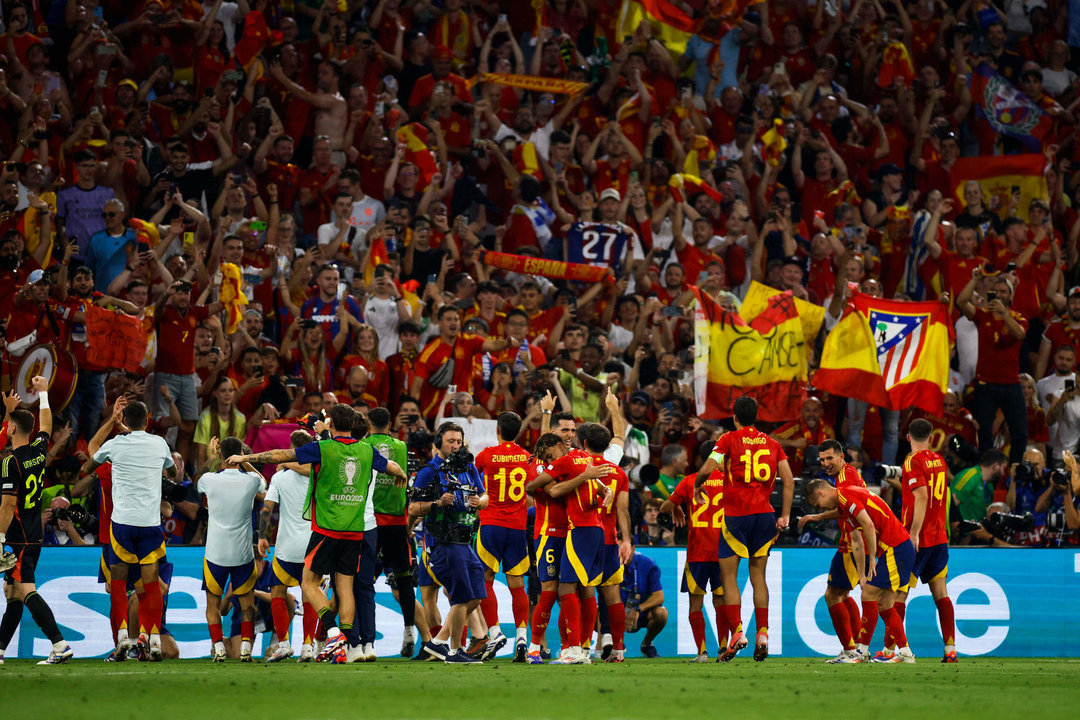 Los jugadores de la selección española celebran su pase a la final tras derrotar a la selección de Francia durante el partido de semifinales de la Eurocopa de fútbol que España y Francia disputaron en Múnich. EFE/Alberto Estévez.