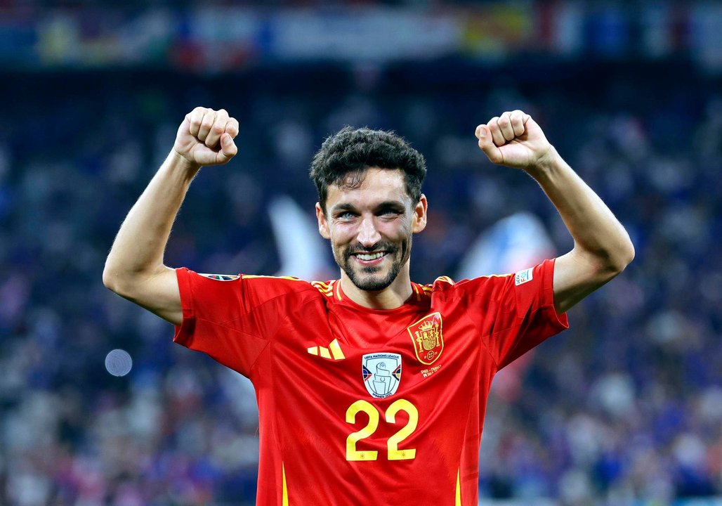 El internacional español Jesús Navas festeja el pase a la final de su equipo, que jugará el partido decisivo de la Eurocopa de fútbol el próximo domingo contra Inglaterra. EFE/EPA/RONALD WITTEK