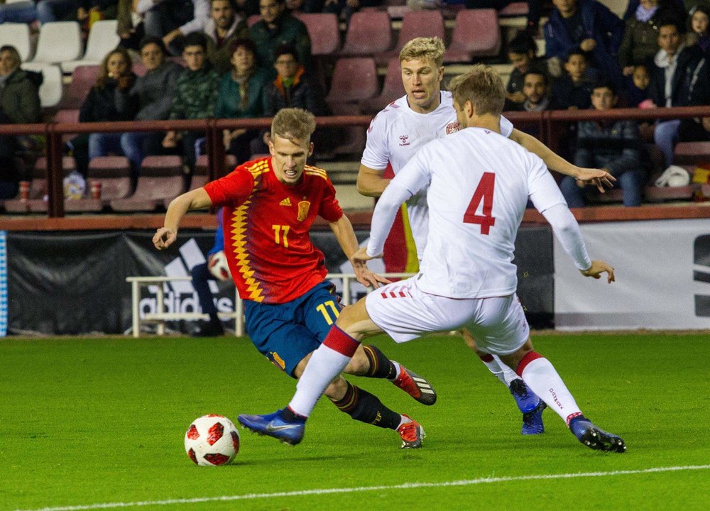 El jugador de la selección española Daniel Olmo (i) con la Sub21. EFE/Raquel Manzanares