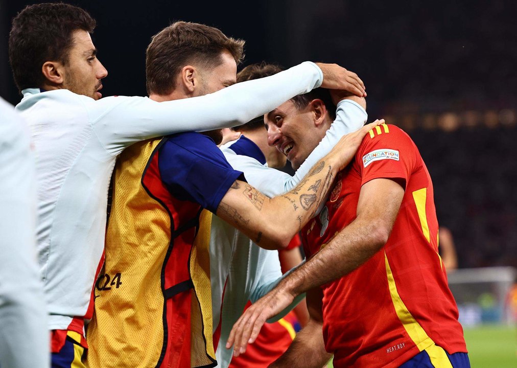 Los jugadores de la selección española celebran el segundo gol del equipo español, de Mikel Oyarzabal (d), durante el encuentro correspondiente a la final de la Eurocopa que disputaron Inglaterra en el Estadio Olímpico de Berlín.EFE/EPA/FILIP SINGER