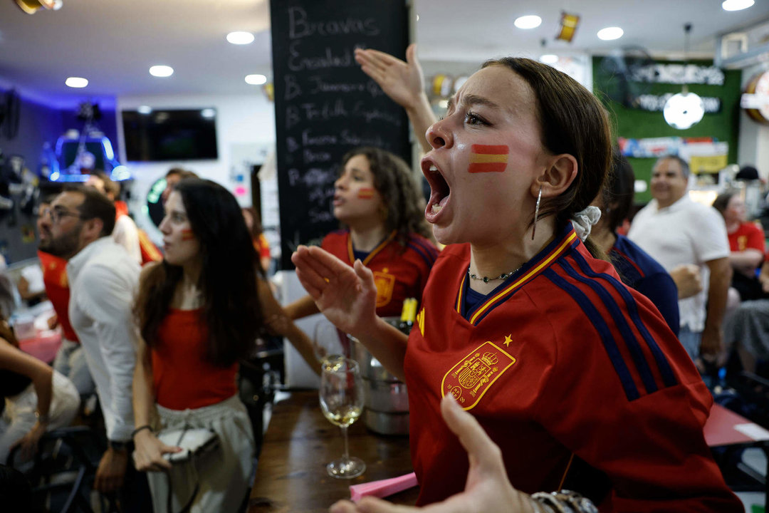 Aficionados de la selección española siguen en el bar de Manolo ´el del Bombo´ el encuentro correspondiente a la final de la Eurocopa de naciones que España e Inglaterra disputaron en el estadio Olímpico de Berlín. EFE / Biel Aliño.