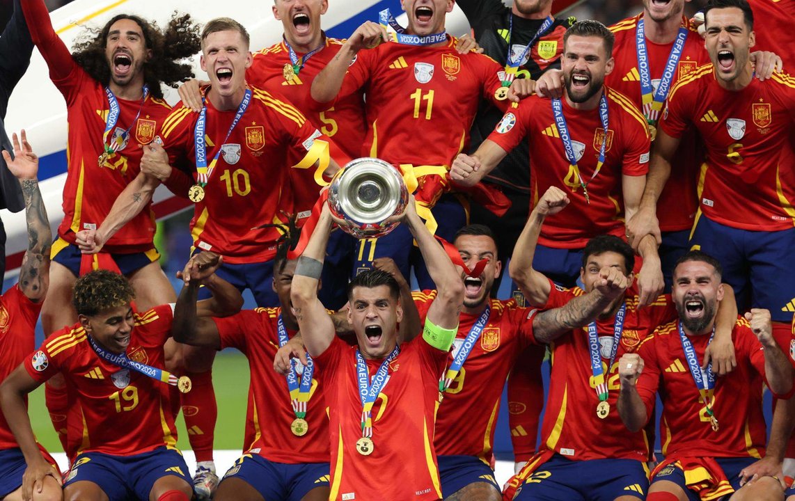 Alvaro Morata levanta el trofeo en Berlín, Alemania. EFE/EPA/FRIEDEMANN VOGEL