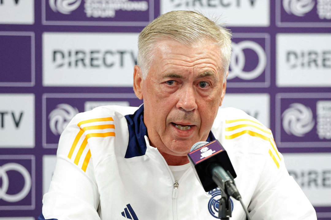 El entrenador del Real Madrid, Carlo Ancelotti, habla durante una rueda de prensa este martes, previo al partido amistoso entre el AC Milan y el Real Madrid, en el Soldier Field de Chicago. EFE/Kamil Krzaczynski