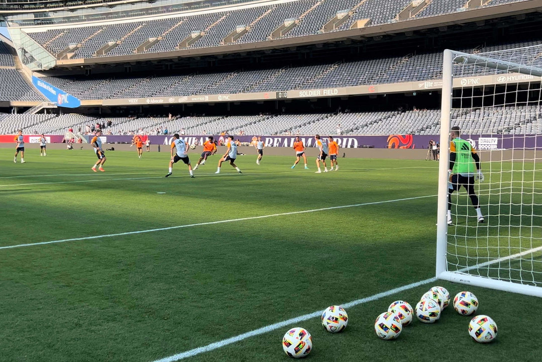 El Real Madrid se entrenó este martes en el estadio Soldier Field de la ciudad estadounidense de Chicago con una novedad en la probable formación titular: la presencia del brasileño Endrick en el rol de nueve. EFE/ Andrea Montolivo.