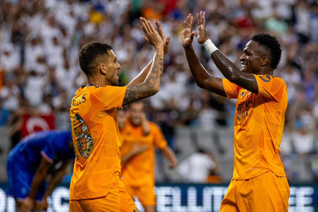 Daniel Ceballos (i) y Vinicius de Real Madrid celebran un gol en un partido amistoso entre Real Madrid y Chelsea, en el estadio Bank of America, en Charlotte (Estados Unidos). EFE/ Scott Kinser