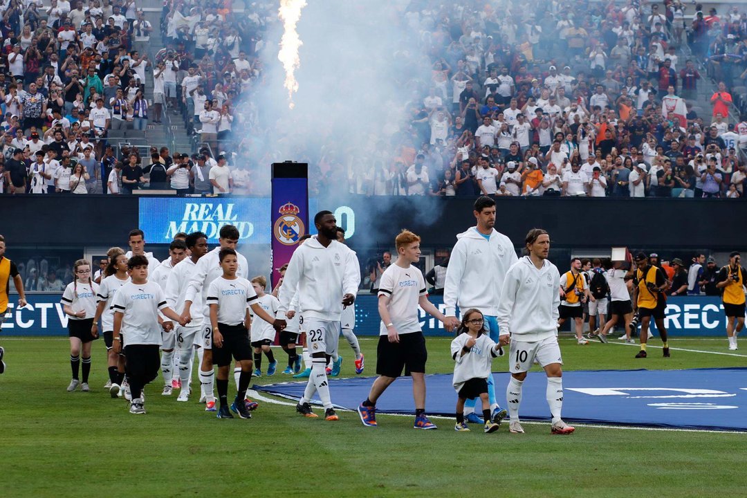 Los jugadores del Barcelona llegan antes del partido de fútbol en vivo del Champions Tour entre el Real Madrid CF y el FC Barcelona en East Rutherford, Nueva Jersey, Estados Unidos. EFE/EPA/KENA BETANCUR