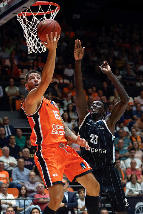 El base serbio de Valencia Basket, Stefan Jovic (i), entra a canasta ante el jugador sursudanés del Veolia Towers Hambug, Kur Kuath, durante el encuentro correspondiente a la segunda jornada de la Eurcopa disputado en el pabellón de la Fuente de San Luis, en Valencia. EFE / Miguel Ángel Polo.