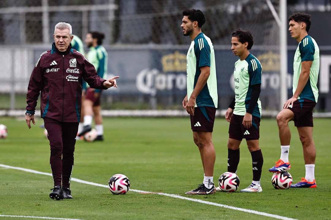 El director técnico de la selección mexicana de fútbol Javier Aguirre (i), participa en un entrenamiento previo al amistoso contra Valencia en el Centro de Alto Rendimiento este martes, en Ciudad de México (México). EFE/Sáshenka Gutiérrez