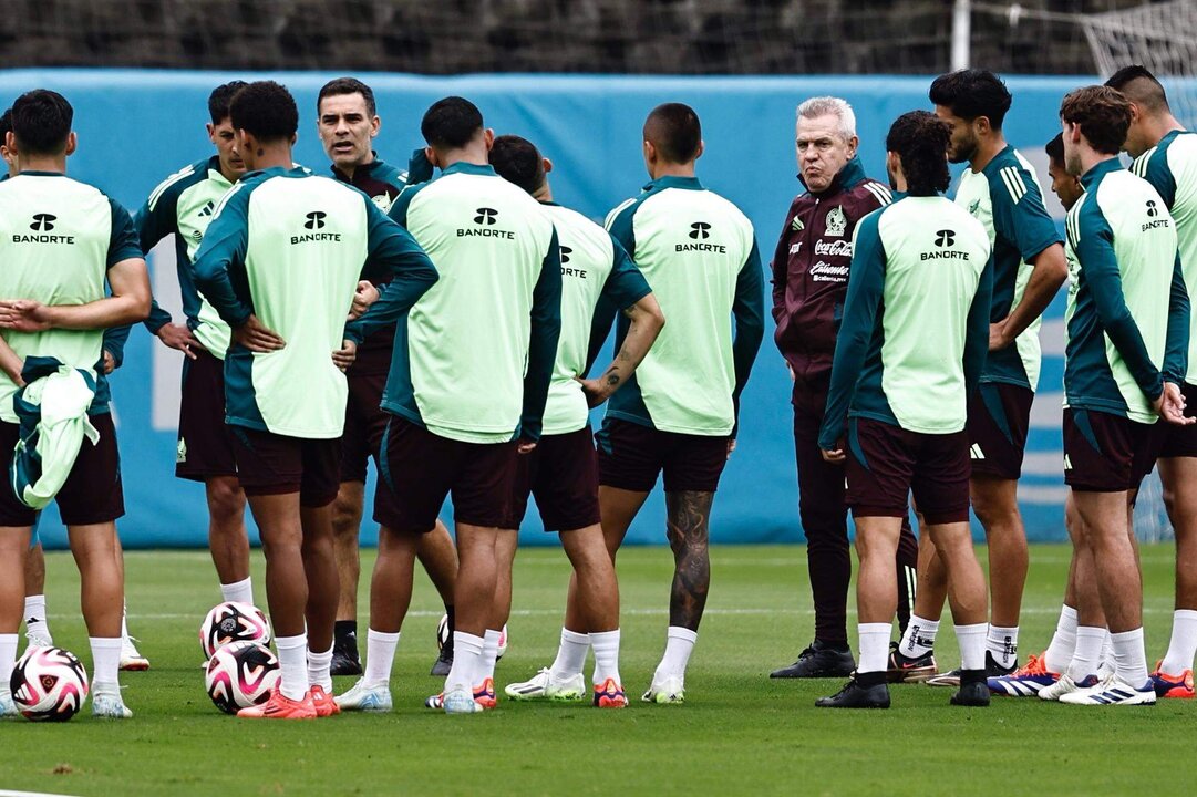 El entrenador de la selección mexicana de fútbol Javier Aguirre (4d), participa en un entrenamiento previo al amistoso contra Valencia en el Centro de Alto Rendimiento en Ciudad de México (México). EFE/Sáshenka Gutiérrez