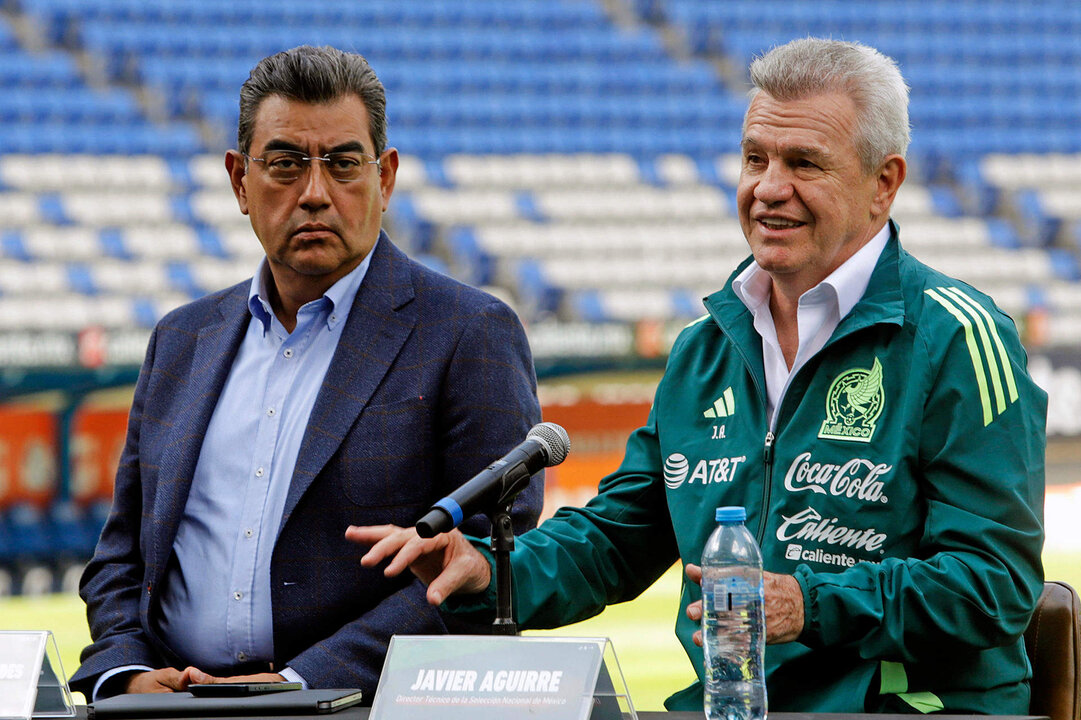 Imagen de archivo del gobernador del estado de Puebla, Sergio Salomón Céspede (i), y el seleccionador de México, Javier Aguirre (d). EFE/ Hilda Ríos