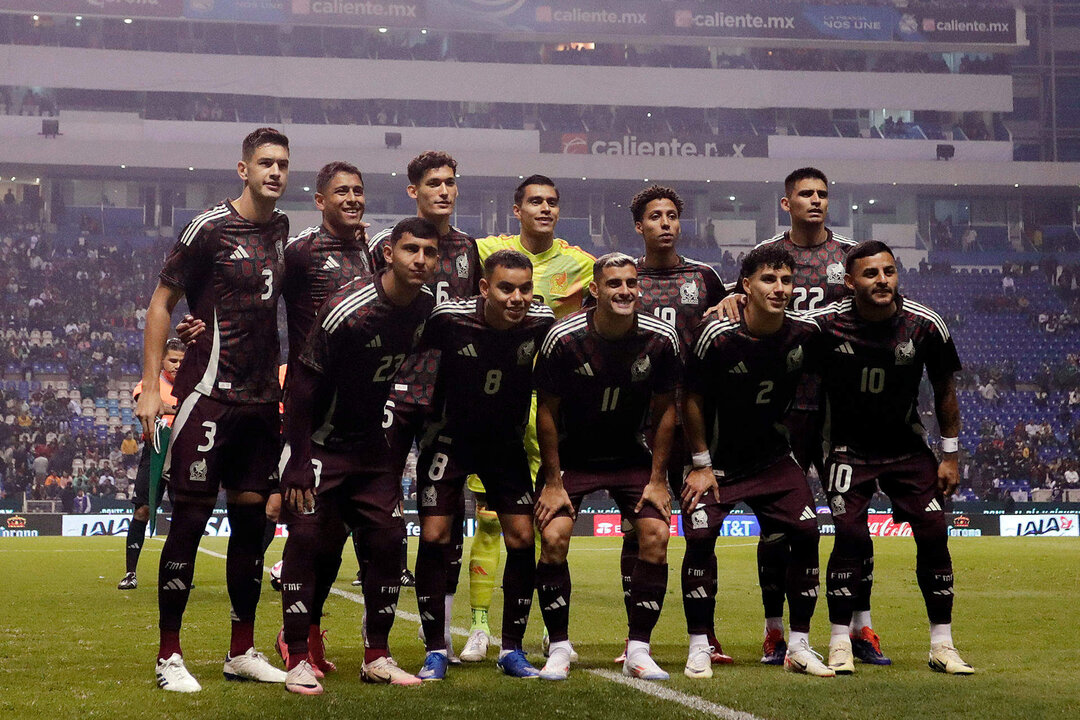 Jugadores de la Selección Nacional de México posan previo a un juego amistoso celebrado en el estadio Cuauhtémoc de la ciudad de Puebla (México). EFE/Hilda Ríos