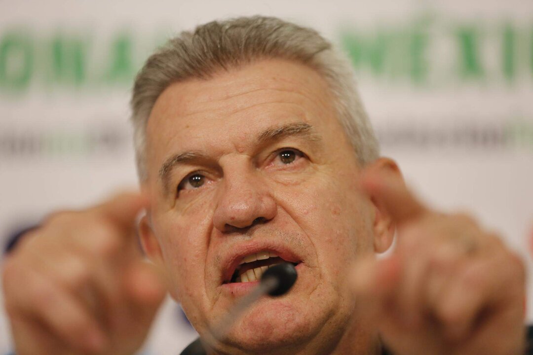 El entrenador de la Selección Mexicana de fútbol, Javier Aguirre, habla durante una rueda de prensa este lunes, previo a un partido amistoso ante la selección de Estados Unidos, en el Estadio Akron de la ciudad de Guadalajara, Jalisco (México). EFE/ Francisco Guasco