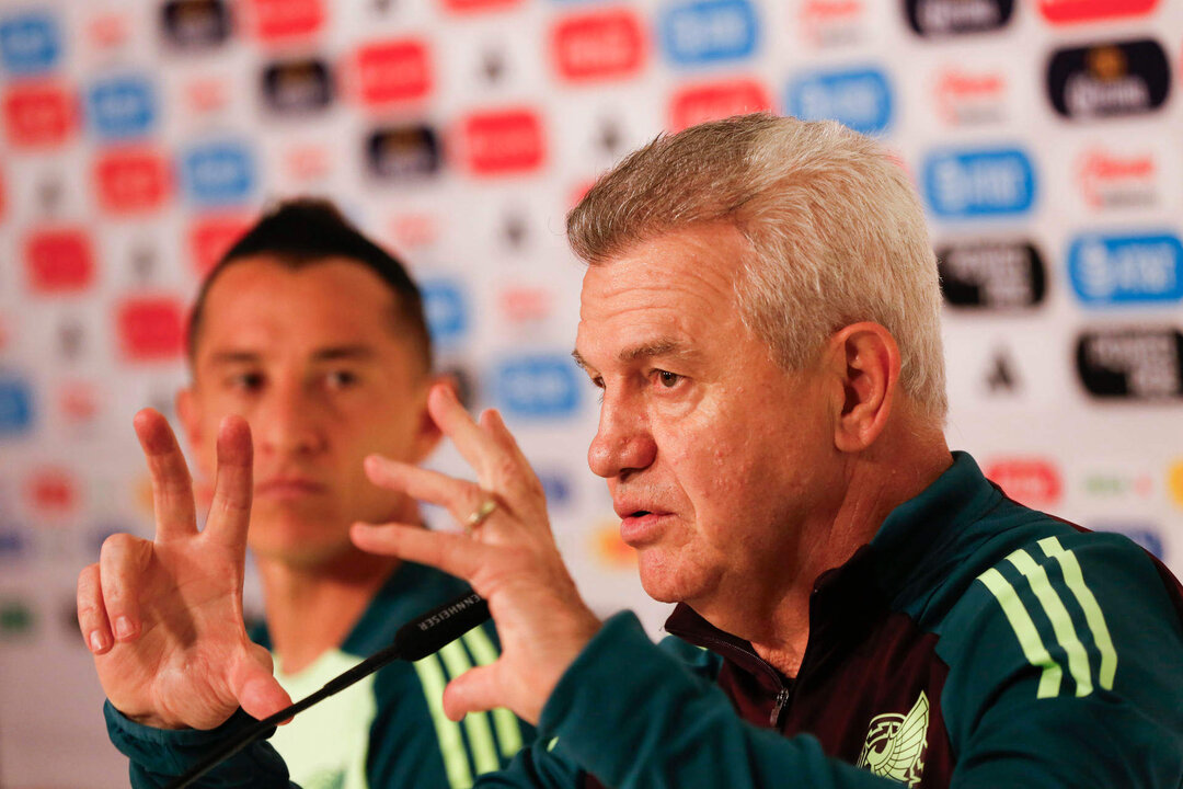 El entrenador de la Selección Mexicana de fútbol, Javier Aguirre (d), y Andrés Guardado, habla durante una rueda de prensa este lunes, previo a un partido amistoso ante la selección de Estados Unidos, en el Estadio Akron de la ciudad de Guadalajara, Jalisco (México).El seleccionador de México, Javier Aguirre, aseguró este lunes tener independencia en sus decisiones y reveló que jamás nadie a osado imponerle jugadores porque él no lo permitiría. EFE/ Francisco Guasco