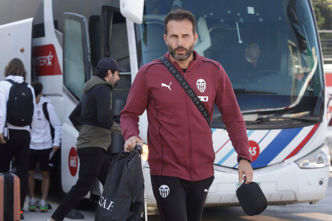 El entrenador del Valencia, Rubén Baraja Vegas, llega al hotel de concentración este viernes, en Puebla (México). EFE/ Hilda Ríos