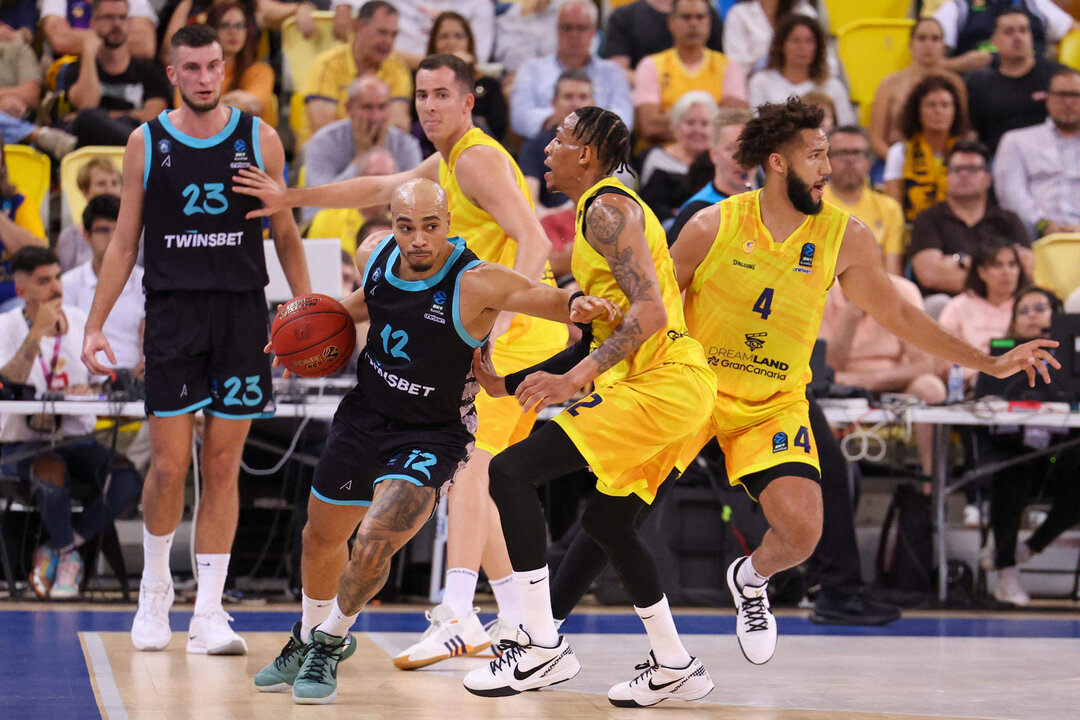 El jugador del Dreamland Gran Canaria Joe Thomasson (2d) y el jugador del Wolves Twinsbet Vilnius Andrew Andrews (id), durante el partido de la séptima jornada de la Eurocopa. que ambos equipos disputaron este miércoles en el Gran Canaria Arena, en Las Palmas de Gran Canaria. EFE/ Elvira Urquijo A.