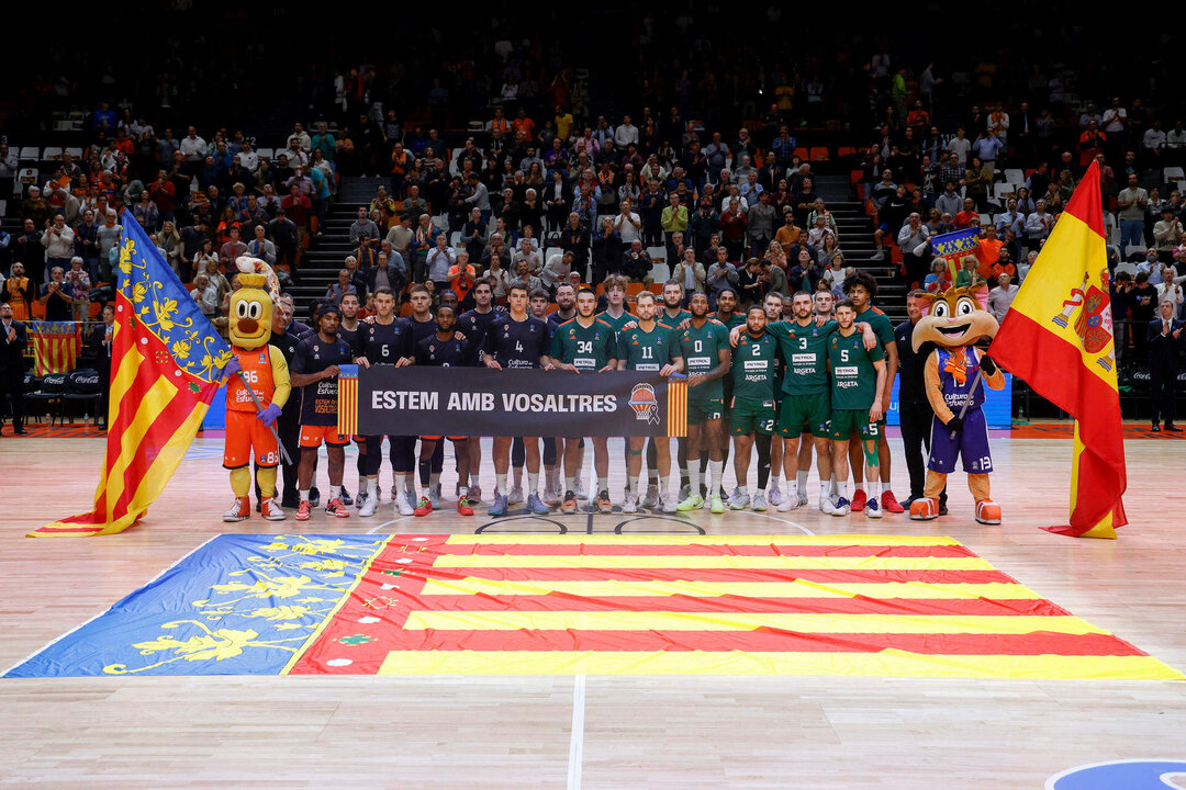 Valencia Basket (i) disputa, hoy martes, su primer partido oficial después de la dana que ha asolado diversos municipios de la provincia de Valencia, enfrentándose, en la octava jornada de la Eurocup, a Cedevita Olimpia Ljubljana (d). EFE/Miguel Ángel Polo