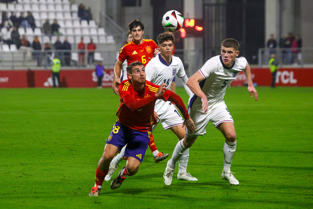 El delantero español Iker Bravo (i) pelea una posesión durante el partido amistoso que se está disputando este viernes en el Estadio Municipal de la Línea de la Concepción, Cádiz, entre las selecciones sub-21 de España e Inglaterra.EFE/ A.Carrasco Ragel.