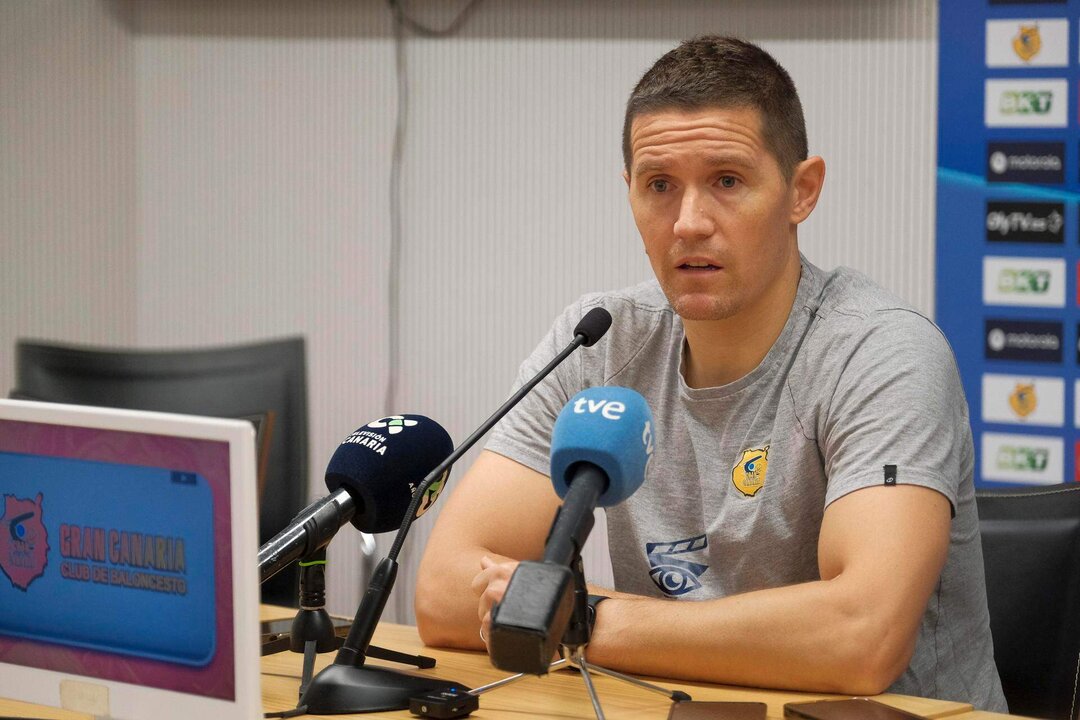 El entrenador del Dreamland Gran Canaria, Jaka Lakovic, durante la rueda de prensa previa al partido que su equipo juega contra el Trefl Sopot de Polonia. EFE/Ángel Medina G.