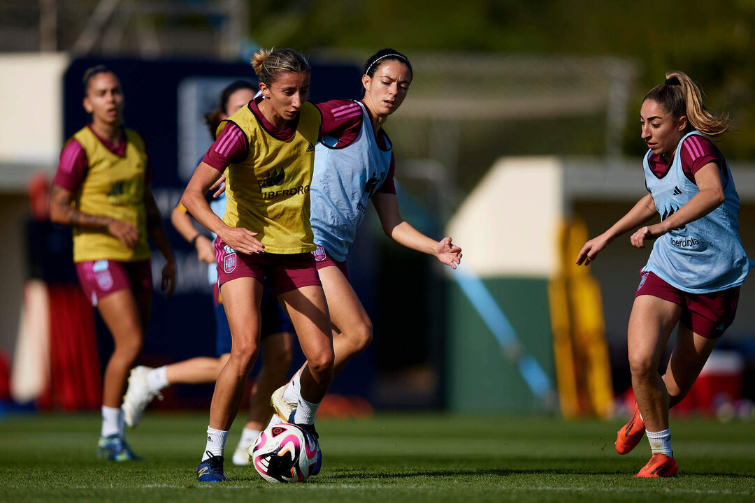 Las jugadoras de la selección española de fútbol Sheila García (i) Aitana Bonmatí (c) y Olga Carmona durante el entrenamiento realizado este lunes EFE/RFEF/David Aliaga