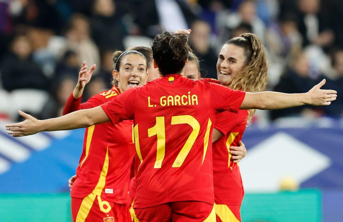 La jugadora española Lucía García celebra su gol con sus compañeras durante el partido amistoso que han jugado Francia y España en Niza, Francia. EFE/EPA/SEBASTIEN NOGIER