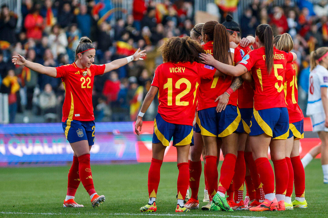 Las jugadoras de la selección española celebran uno de los goles conseguidos por el combinado español durante el partido clasificatorio para la Eurocopa de 2025 entre España y la República Checa disputado en el estadio de El Plantío de Burgos. EFE/Santi Otero