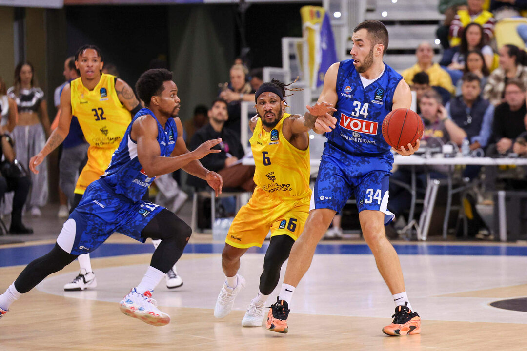 El jugador del Dreamland Gran Canaria Andrew Albicy (c) y los jugadores del equipo montenegrino Buducnost Voli Podgorica, Yogi Ferrell (i) y Kenan Kamenjas (d) durante el partido de la undécima jornada de la Eurocopa que ambos equipos disputaron este miércoles en el Gran Canaria Arena, en Las Palmas de Gran Canaria. EFE/ Elvira Urquijo A.