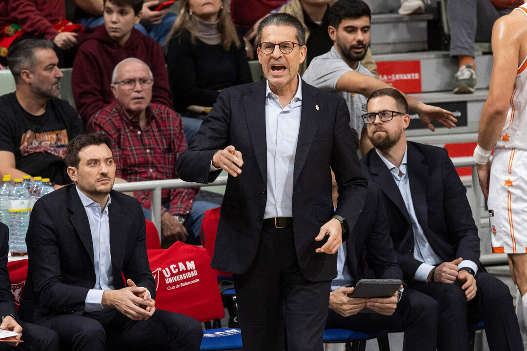 El entrenador Valencia Basket Pedro Martínez, en foto de archivo de Marcial Guillén. EFE