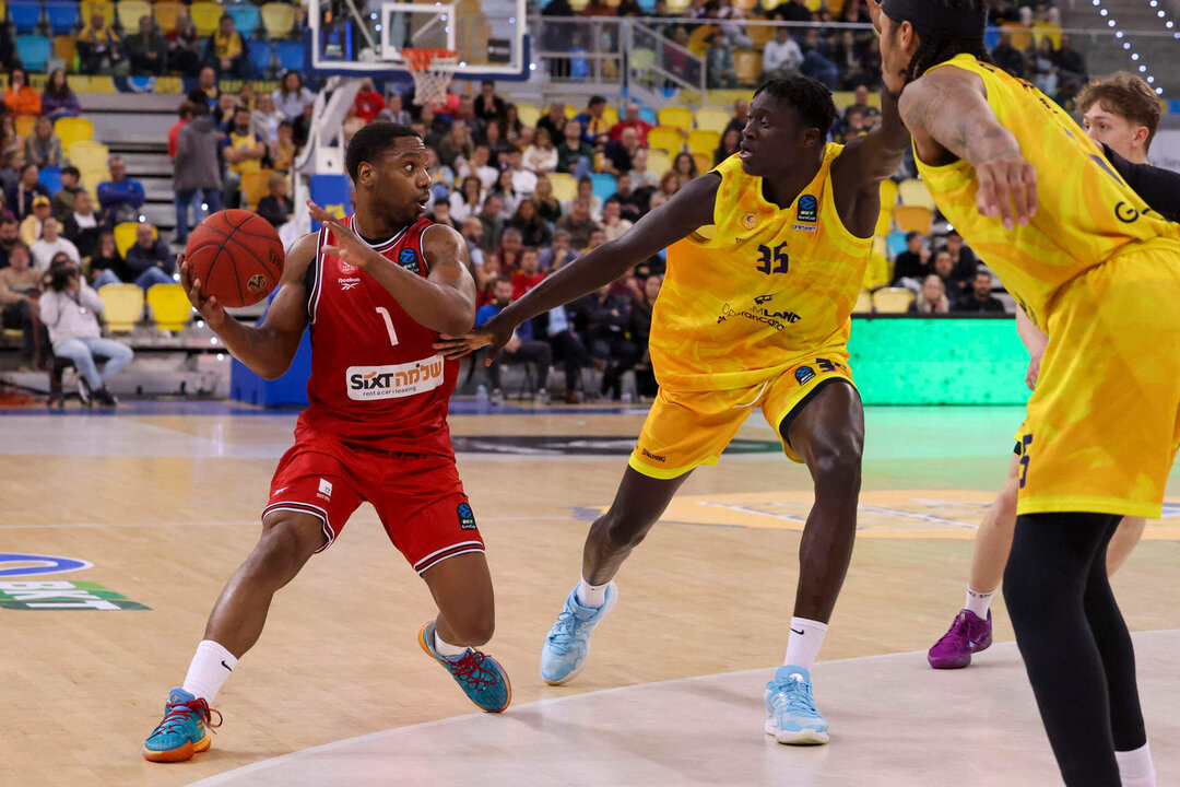 El jugador del  Hapoel Shlomo Tel Aviv Joe Ragland (i) y el jugador del Dreamland Gran Canaria Massamba Diop (d) durante el partido de la jornada 13 de la Eurocopa, disputado este jueves en el Gran Canaria Arena, en Las Palmas de Gran Canaria. .EFE/ Elvira Urquijo A.