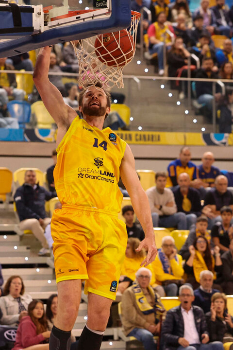 El jugador de Dreamland Gran Canaria John Shurna durante el partido de la jornada 15 de la Eurocopa contra el Joventut Badalona disputado este miércoles en el Gran Canaria Arena, en Las Palmas de Gran Canaria. EFE/ Elvira Urquijo A.