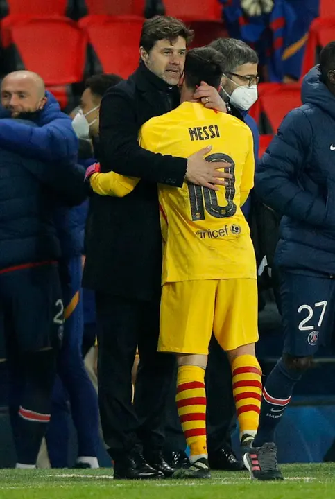 Fotografía de archivo tomada cuando el entrenador argentino Mauricio Pochettino dirigía al Paris Saint Germain y el diez Lionel Messi conducía al Barcelona.Pochettino, ahora como seleccionador de Estados Unidos, elogió este sábado la importancia de su compatriota para el crecimiento de la MLS desde su puesto en el Inter Miami. EFE/EPA/YOAN VALAT