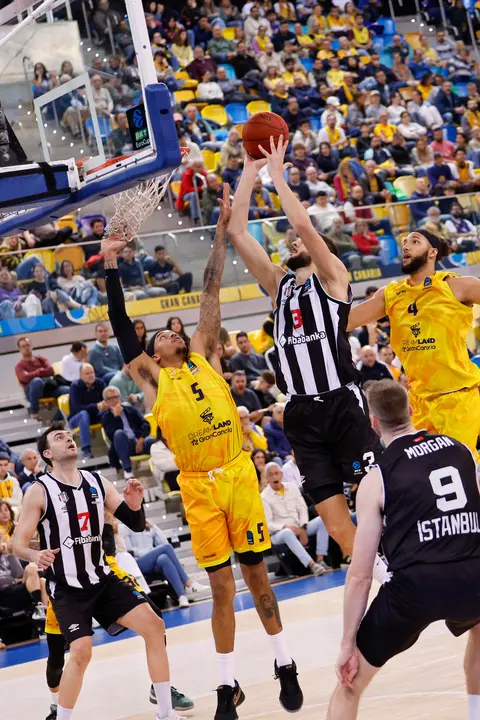 .- El jugador del Dreamland Gran Canaria Caleb Homesley (i) y el del Betsikas Fibabanka Istanbul Uros Plavsic (2d) durante el partido correspondiente a la jornada 17 de la Eurocopa que ambos equipos disputaron este miércoles en el Gran Canaria Arena, en Las Palmas de Gran Canaria. EFE/ Elvira Urquijo A.