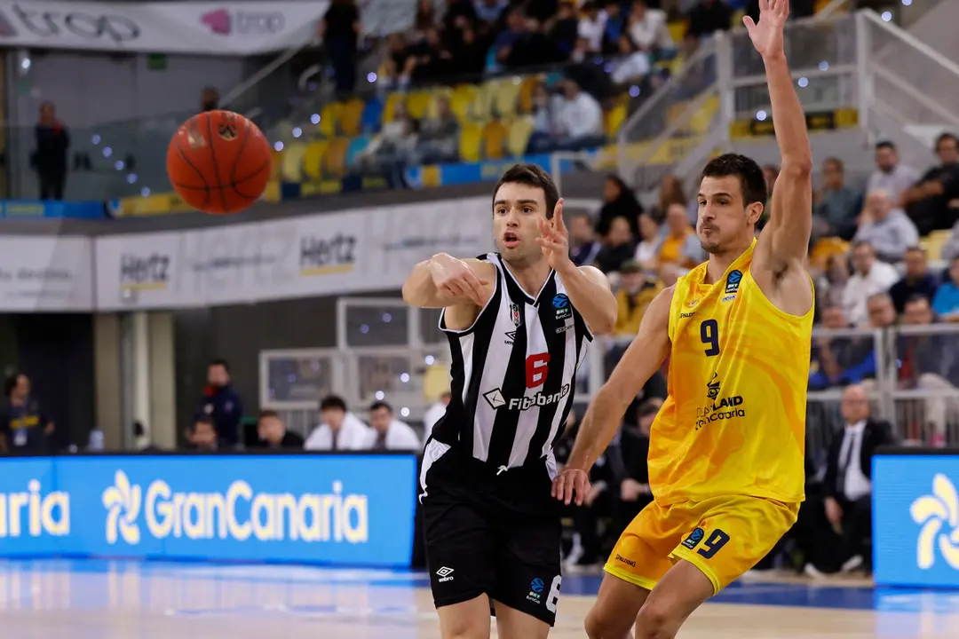 El jugador del Dreamland Gran Canaria Nico Brussino (d) y el del Betsikas Fibabanka Istanbul Berk Ugurlu (i) durante el partido correspondiente a la jornada 17 de la Eurocopa que ambos equipos disputaron este miércoles en el Gran Canaria Arena, en Las Palmas de Gran Canaria. EFE/ Elvira Urquijo A.