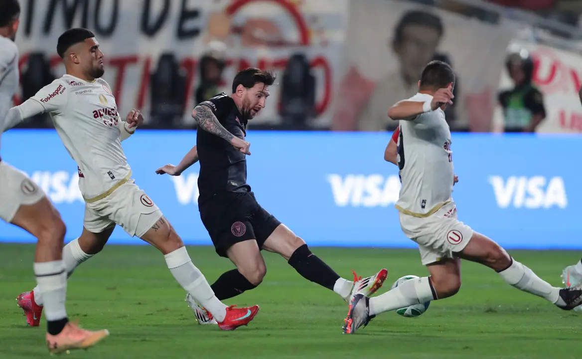 AMDEP1585. LIMA (PERÚ), 29/01/2025.- Lionel Messi (c) de Inter controla un balón este miércoles, en un partido amistoso entre Universitario e Inter Miami en el estadio Monumental en Lima (Perú). EFE/ Paolo Aguilar