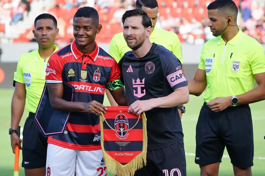 Rodrigo Tello Valor (i) de San Miguelito y Lionel Messi de Inter Miami posan en un partido amistoso. EFE/Eliecer Aizprua