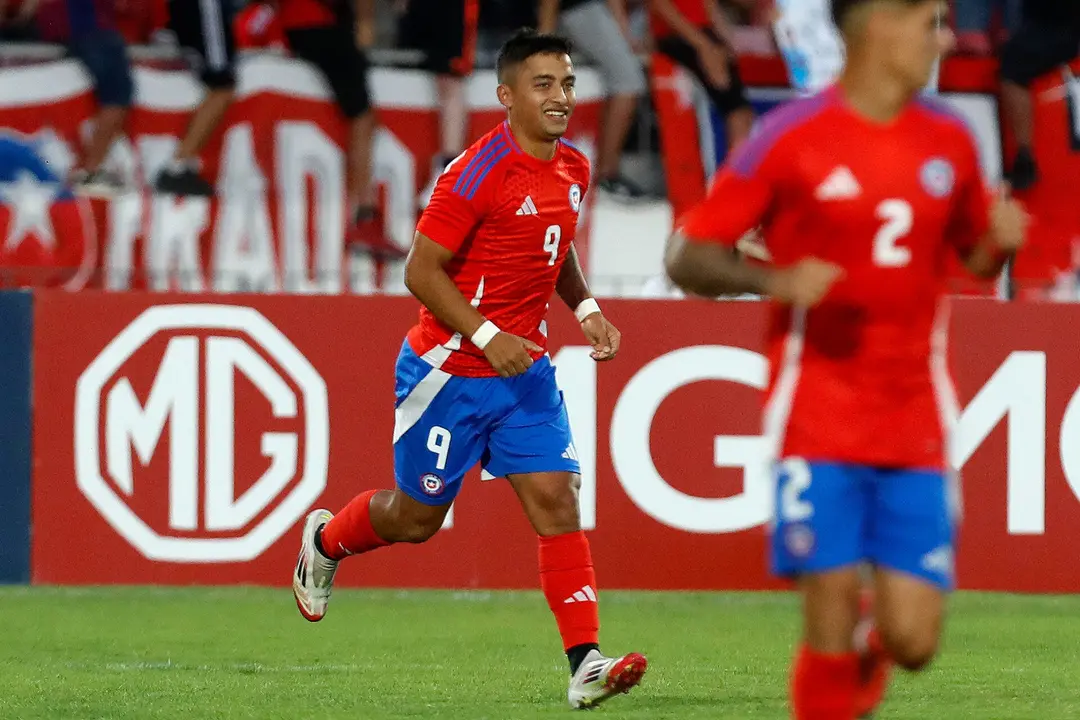 Nicolás Guerra, de Chile, celebra un gol durante el partido amistoso entre la Selección de Chile y la Selección de Panamá, en el Estadio Nacional Julio Martínez Prádanos (Chile). EFE/ Osvaldo Villarroel