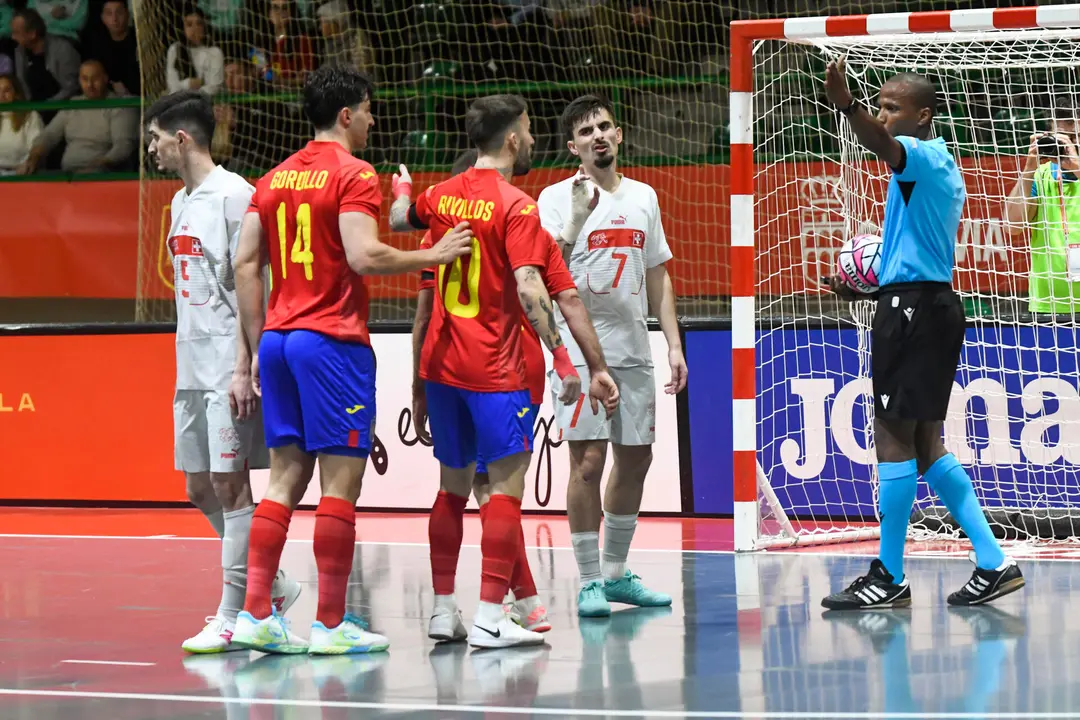 Los jugadores de la selección española de fútbol sala Gordillo (2-i) y Rivillos (3-i) y el suizo Silverio (2-d), durante el partido clasificatorio para la Eurocopa de fútbol sala que las selecciones de España y Suiza han disputado este martes en Segovia. EFE/Pablo Martín