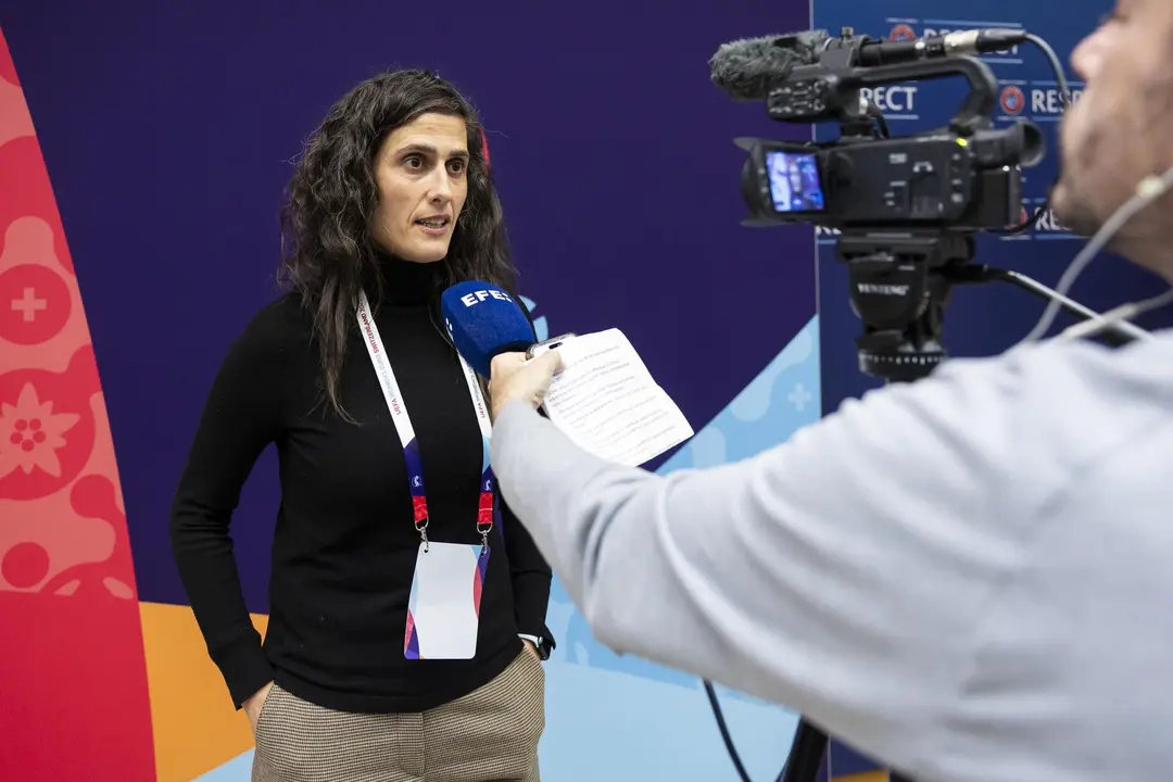 La seleccionadora de España Montserrat Tome Vazquez sdialoga con la Agencia EFE. EFE/EPA/CYRIL ZINGARO