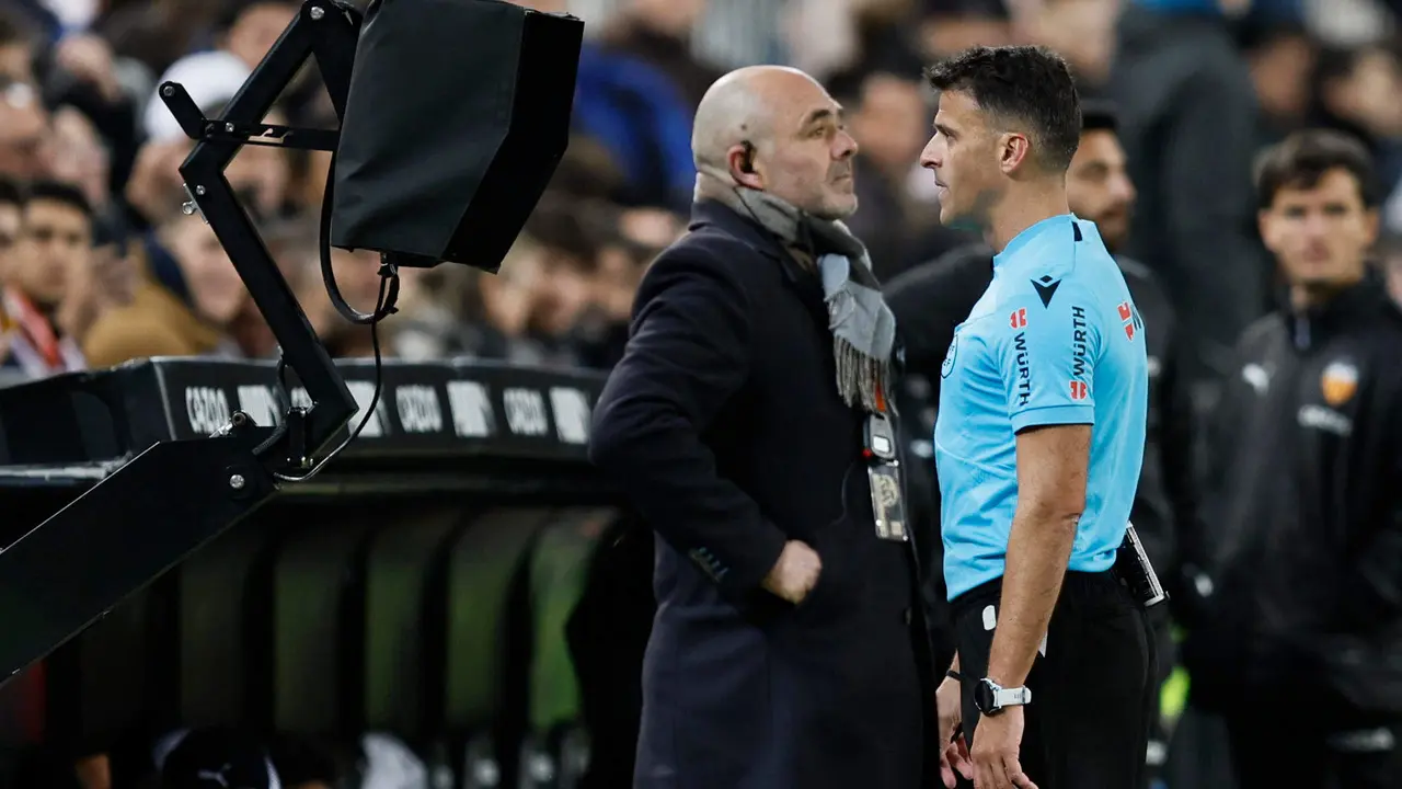 El árbitro Gil Manzano (d) consulta el VAR, durante un partido de LaLiga. EFE/Biel Aliño