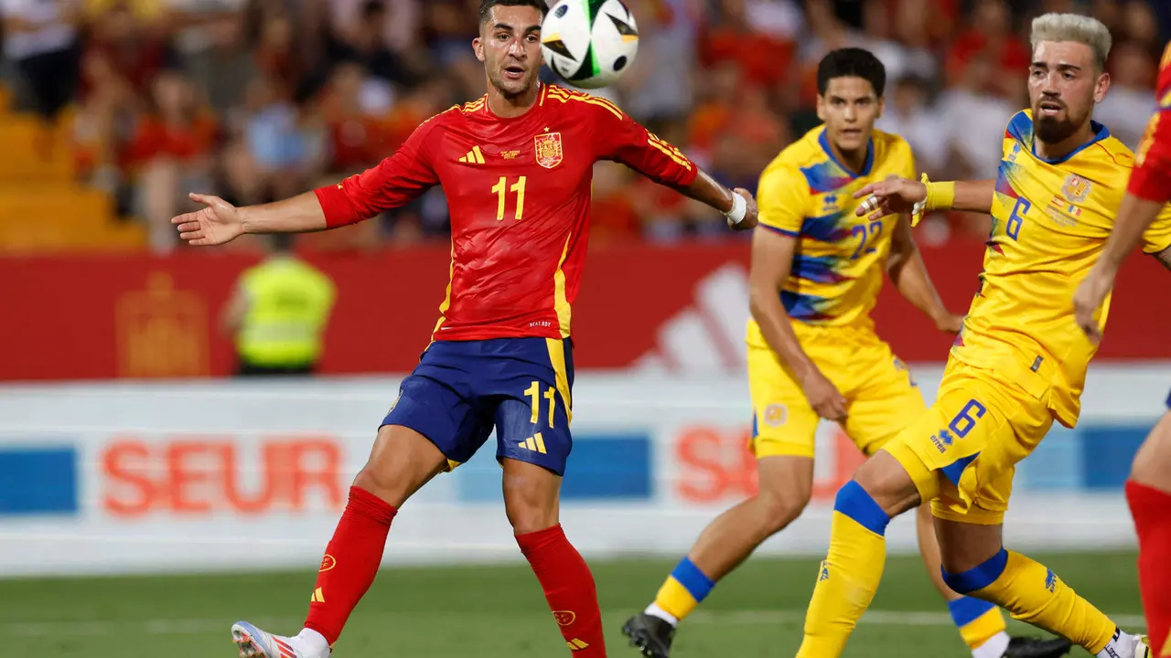 El delantero de la selección española de fútbol Ferrán Torres (i) juega un balón ante el andorrano Christian García (d), durante el partido amistoso que España y Andorra disputan este miércoles en el estadio Nuevo Vivero, en Badajoz. EFE/Julio Muñoz