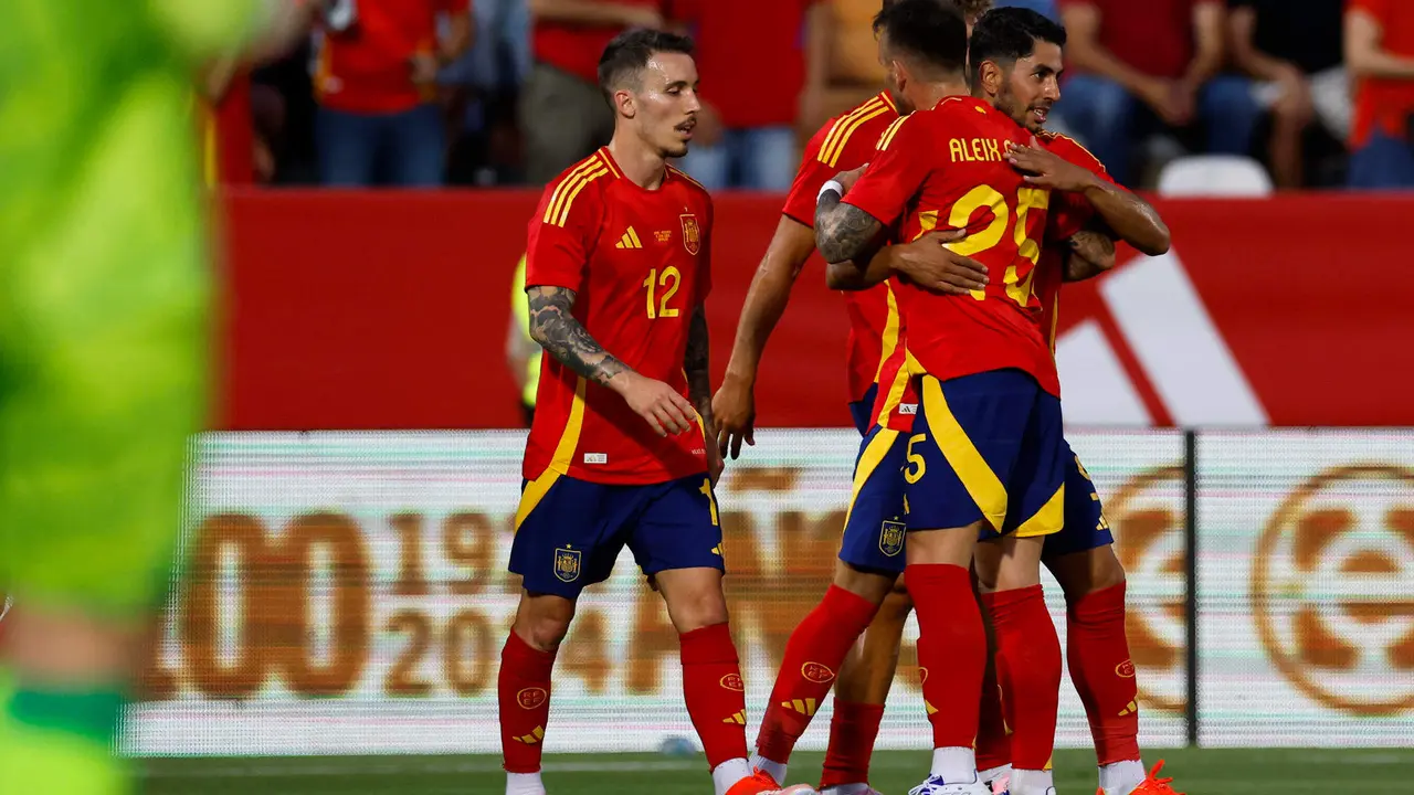 El delantero de la selección española de fútbol Ayoze Pérez (d) celebra con sus compañeros tras marcar ante Andorra, durante el partido amistoso que España y Andorra disputaron en el estadio Nuevo Vivero, en Badajoz. EFE/Julio Muñoz