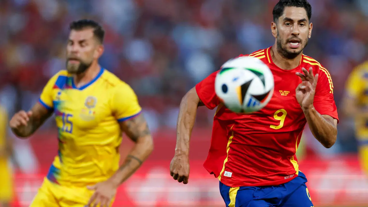 El delantero de la selección española de fútbol Ayoze Pérez (d) juega un balón ante el andorrano Moisés San Nicolás, durante el partido amistoso que España y Andorra disputan este miércoles en el estadio Nuevo Vivero, en Badajoz. EFE/Julio Muñoz