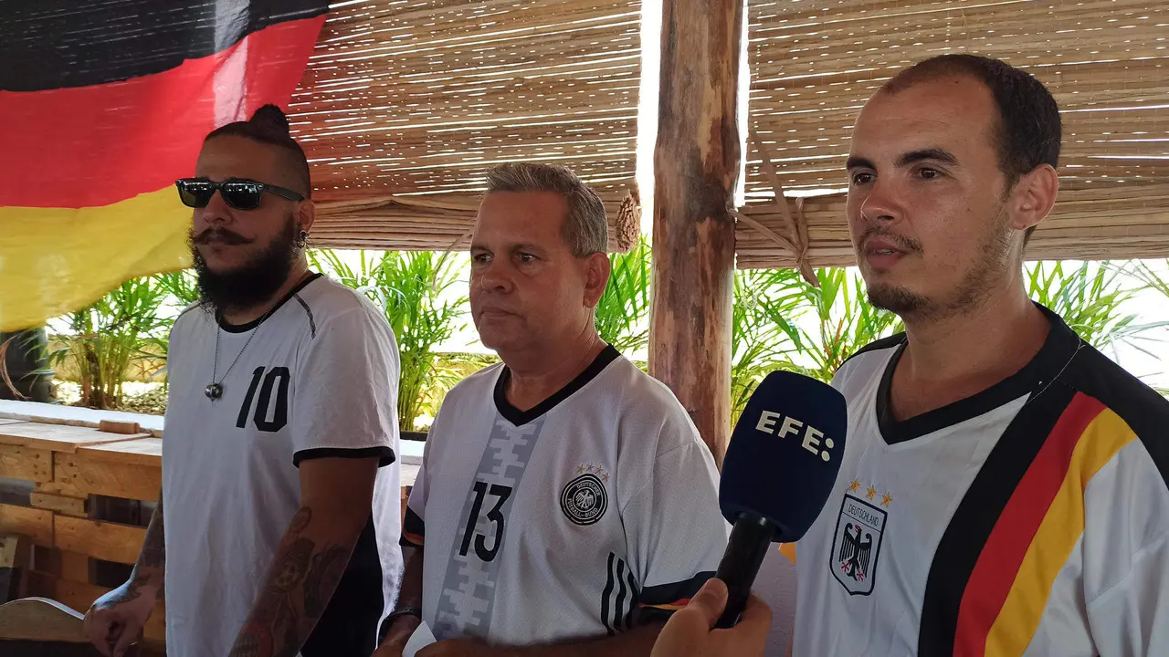 Alberto Santos(d), Bryan Vega (c) y Elvis Zúñiga del club de aficionados de peña Cubayern participan en una entrevista con la Agencia EFE en La Habana (Cuba). EFE/ Ernesto Mastrascusa