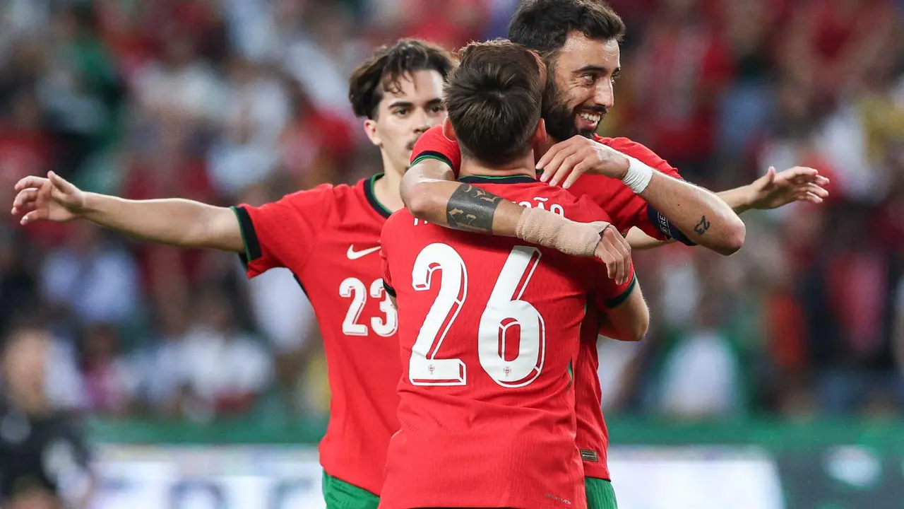 Los jugadores de Portugal celebran el gol de Bruno Fernandes (d) en el partido amistoros ante Finlandia jugado en Lisboa, Portugal. EFE/EPA/MIGUEL A. LOPES