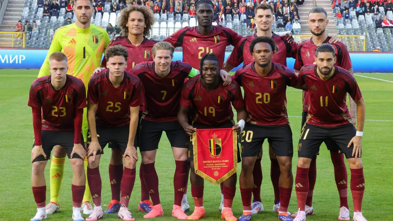 Alineación de Bélgica, en una foto de archivo. De izquierda -arriba- a derecha -abajo-: Koen Casteels, Wout Faes, Amadou Onana, Thomas Meunier and Zeno Debast. Front from L: Arthur Vermeeren, Maxim De Cuyper, Kevin de Bruyne, Johan Bakayoko, Lois Openda and Yannick Carrasco. EFE/EPA/OLIVIER MATTHYS