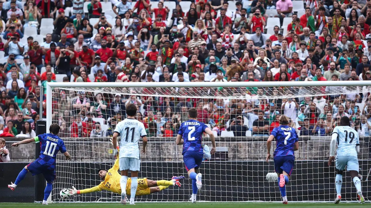 El jugador de Croacia Luka Modric (I) marca de penalti durante el amistoso que han disputado Portugal y Croacia en Oeiras, Portugal. EFE/EPA/RODRIGO ANTUNES