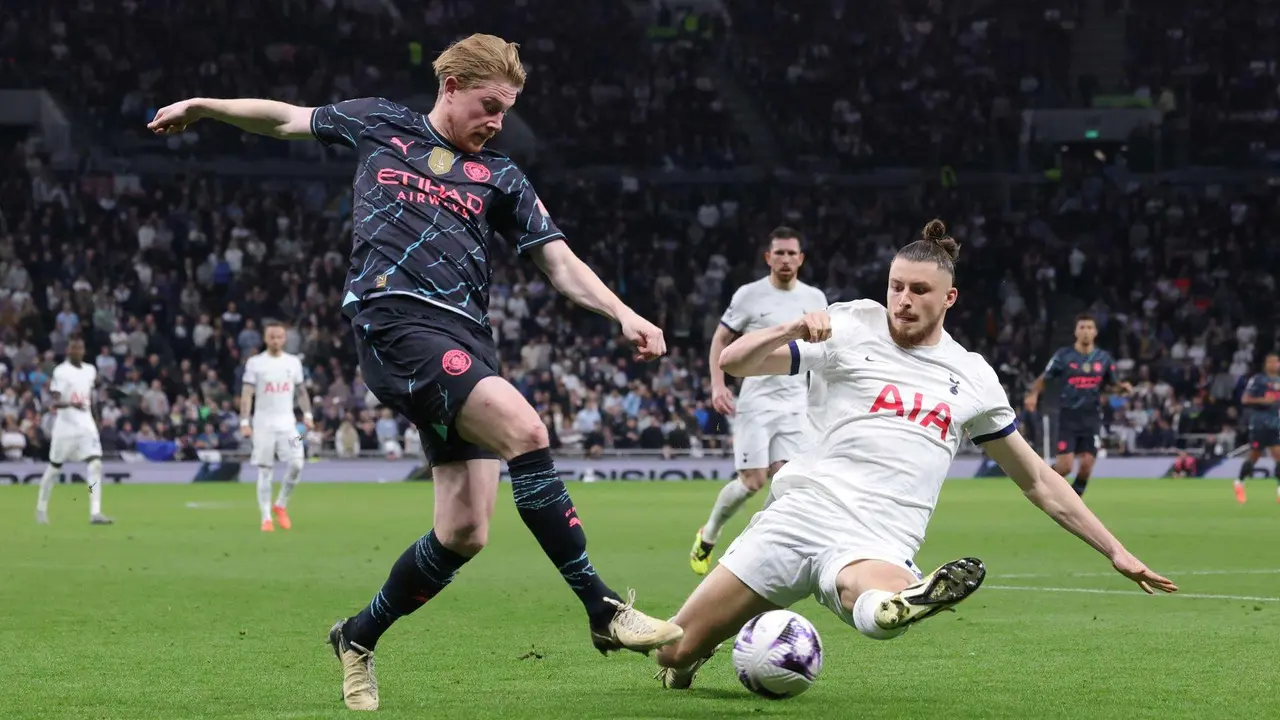 Dragusin, ante De Bruyne, en una imagen de archivo con el Tottenham. EFE/EPA/NEIL HALL.