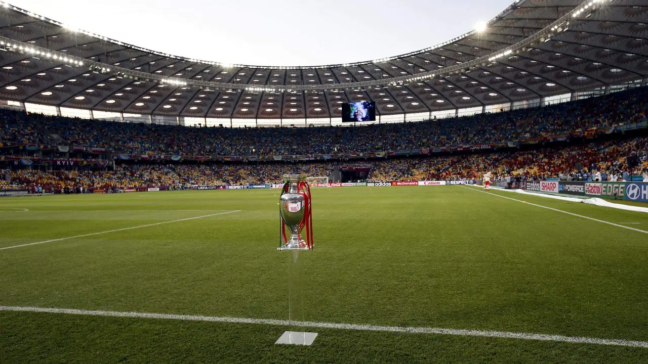 Imagen de archivo del trofeo de la Eurocopa. EFE/Juan Carlos Cárdenas