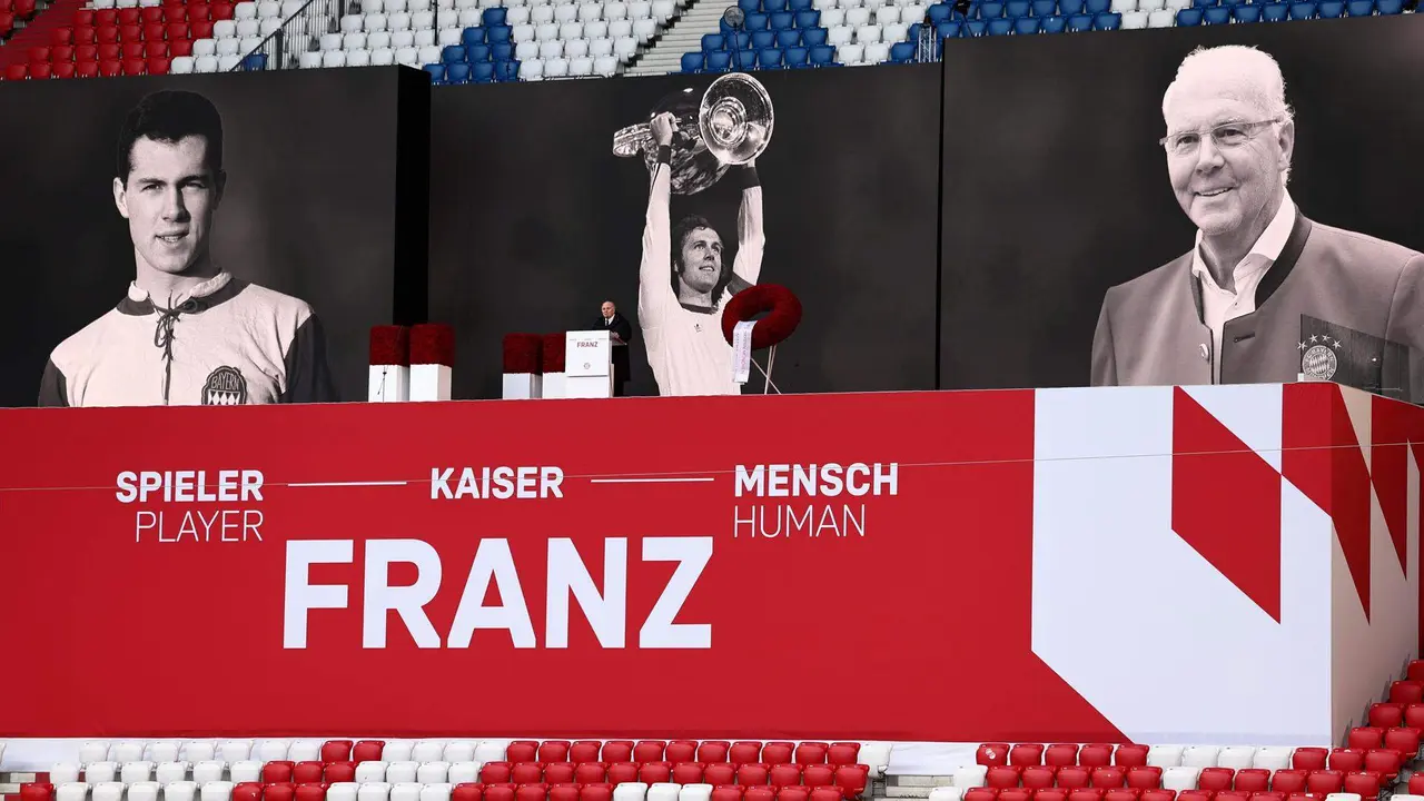 El expresidente del Bayern, Uli Hoeness, pronuncia un discurso en el Allianz Arena durante la ceremonia en memoria de Franz Beckenbauer, fallecido el 7 de enero de 2024 a la edad de 78 años. EFE/EPA/ANNA SZILAGYI